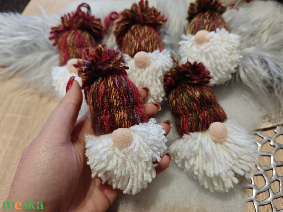 Kézműves karcsonyi manók -bordó cirmos 1 - karácsony - karácsonyi lakásdekoráció - karácsonyfadíszek - Meska.hu