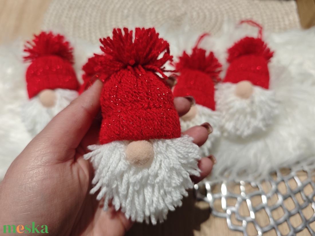 Kézműves karcsonyi manók - piros csillogós - karácsony - karácsonyi lakásdekoráció - karácsonyfadíszek - Meska.hu