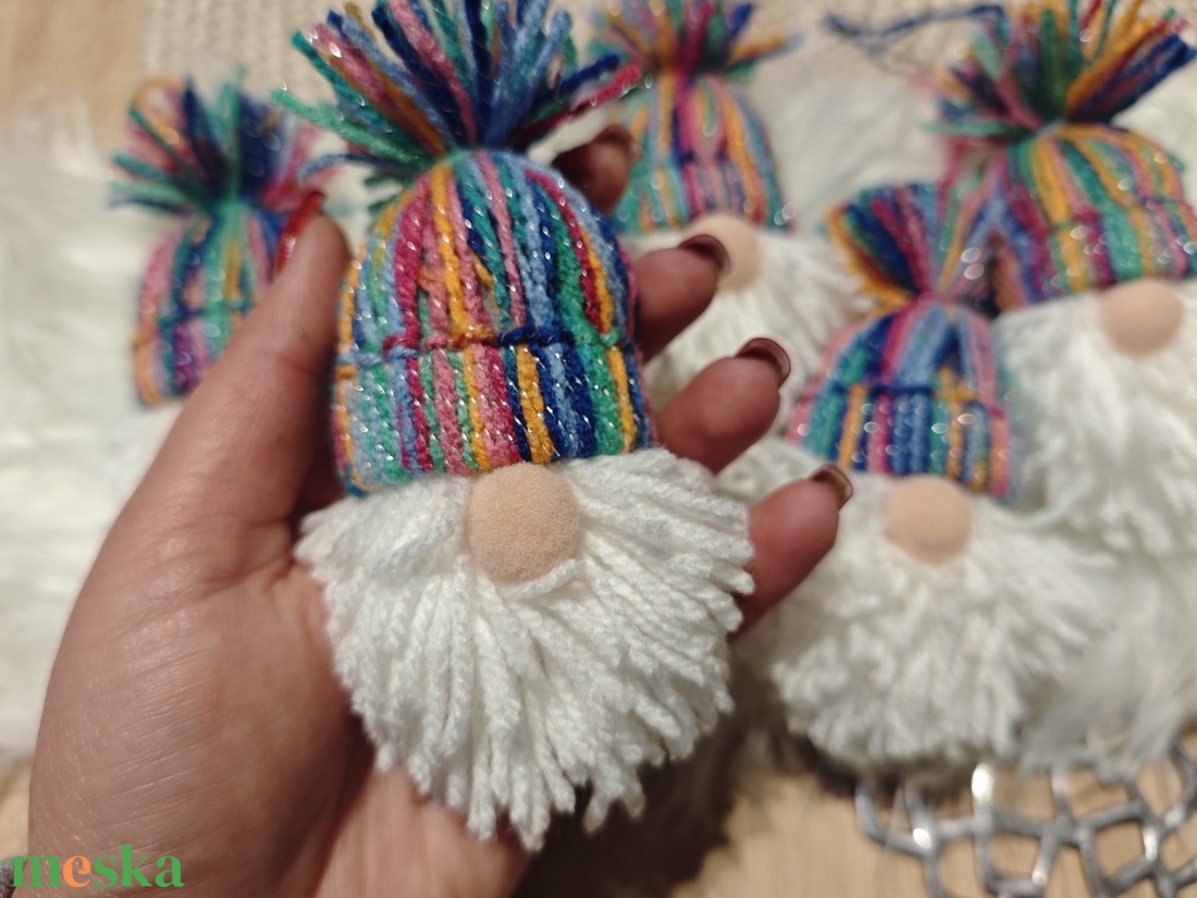 Kézműves karcsonyi manók - színes csillogós - karácsony - karácsonyi lakásdekoráció - karácsonyfadíszek - Meska.hu