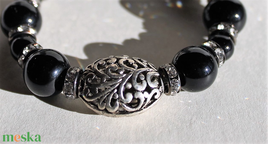 Tibeti ezüst és fekete onix gyöngyökből rugalmas karkötő Méret: S/M,15-16 cm csuklóra), fekete karperec onyx gyöngy - ékszer - karkötő - bogyós karkötő - Meska.hu Tibeti ezüst és fekete onix gyöngyökből rugalmas karkötő Méret: S/M,15-16 cm csuklóra), fekete karperec onyx gyöngy - ékszer - karkötő - bogyós karkötő - Meska.hu