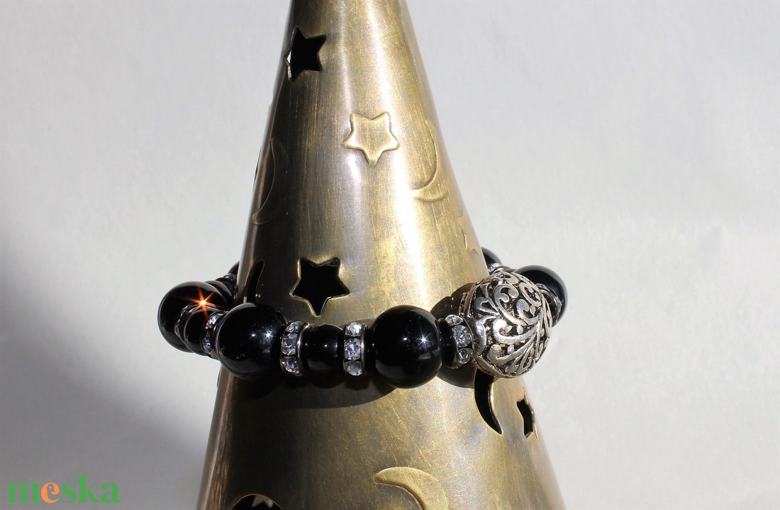 Tibeti ezüst és fekete onix gyöngyökből rugalmas karkötő Méret: S/M,15-16 cm csuklóra), fekete karperec onyx gyöngy - ékszer - karkötő - bogyós karkötő - Meska.hu