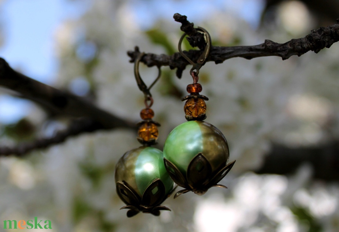 Zöld cseresznye vidám fülbevaló 5,5 cm hosszú, gömb akasztós fülbevaló - ékszer - fülbevaló - lógó fülbevaló - Meska.hu