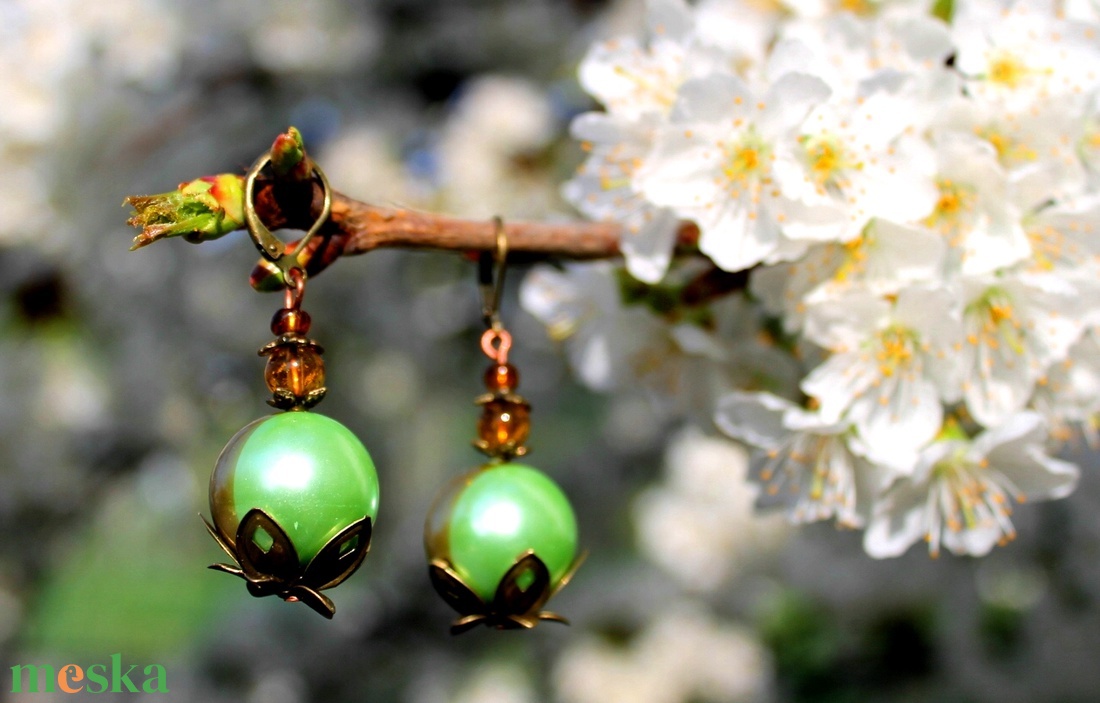 Zöld cseresznye vidám fülbevaló 5,5 cm hosszú, gömb akasztós fülbevaló - ékszer - fülbevaló - lógó fülbevaló - Meska.hu