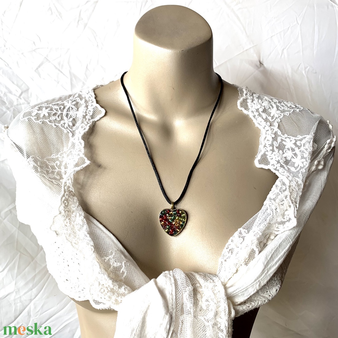 Szív medálos nyaklánc, szív alakú medállal, üveggyöngyökkel, fekete selyemzsinóron - ékszer - nyaklánc - medálos nyaklánc - Meska.hu