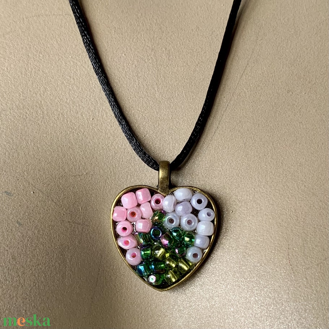 Szív medálos nyaklánc, szív alakú medállal, üveggyöngyökkel, fekete selyemzsinóron - ékszer - nyaklánc - medálos nyaklánc - Meska.hu
