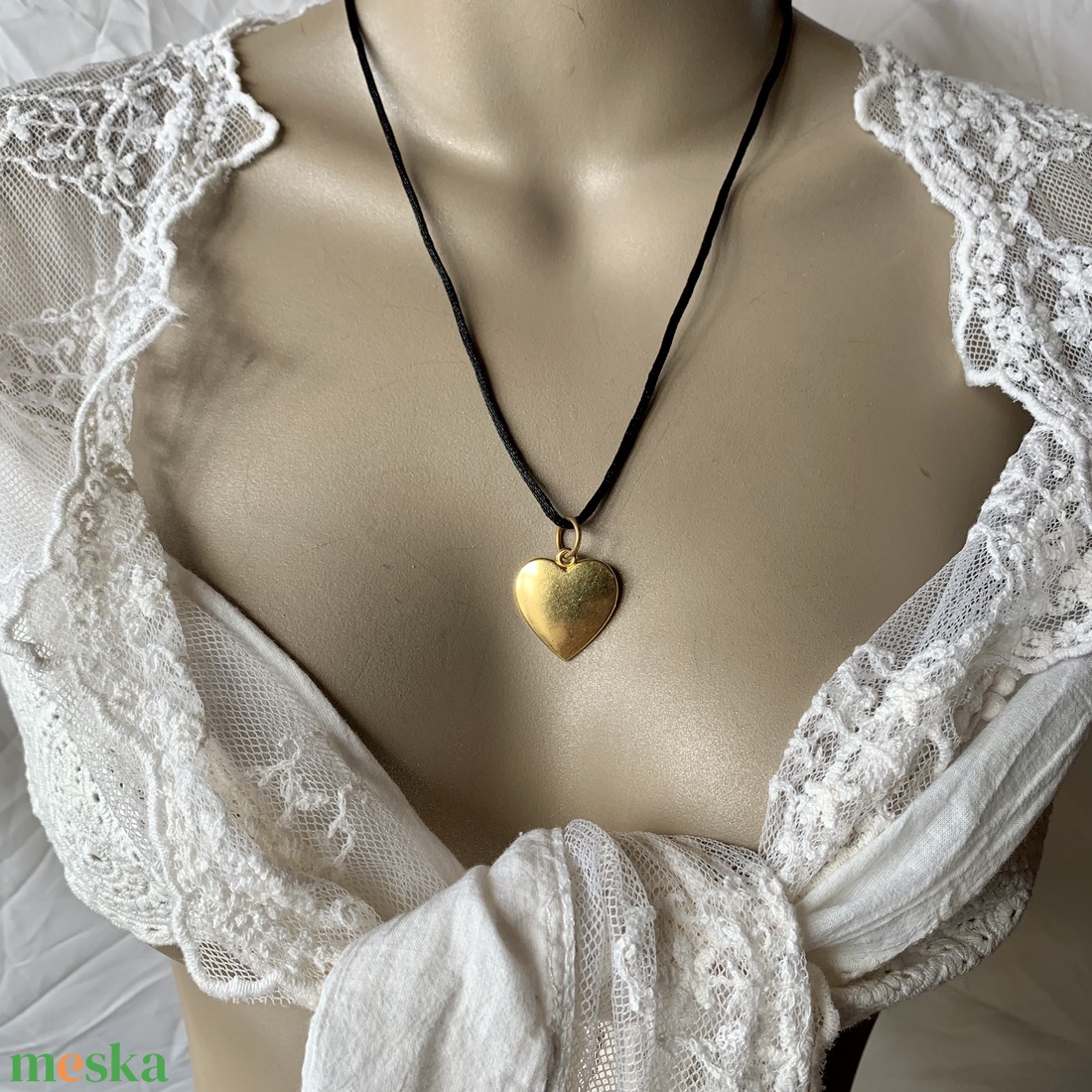 Szív medálos nyaklánc, szív alakú medállal, sárgaréz szívvel,fekete selyemzsinóron - ékszer - nyaklánc - medálos nyaklánc - Meska.hu