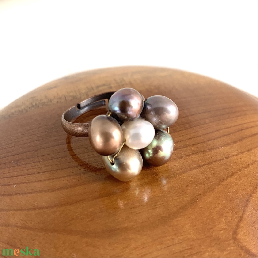 Igazgyöngy állítható méretű gyűrű, gyöngy virág motívumos univerzális méretű gyűrű, barna igazgyöngy gyűrű - ékszer - gyűrű - gyöngyös gyűrű - Meska.hu