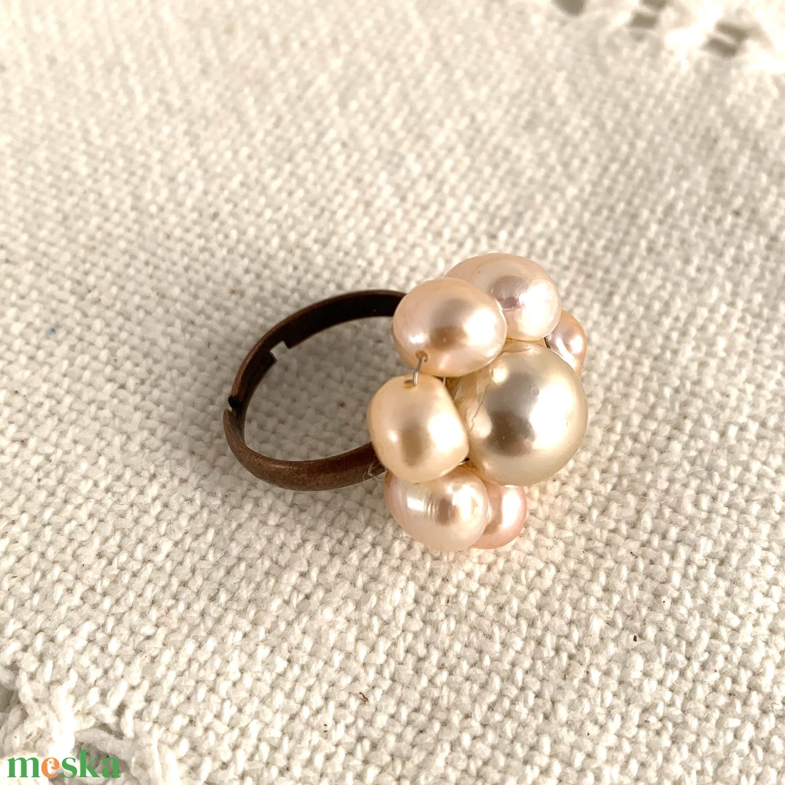 Igazgyöngy állítható méretű gyűrű, gyöngy virág motívumos univerzális méretű gyűrű, rózsaszín igazgyöngy gyűrű - ékszer - gyűrű - gyöngyös gyűrű - Meska.hu