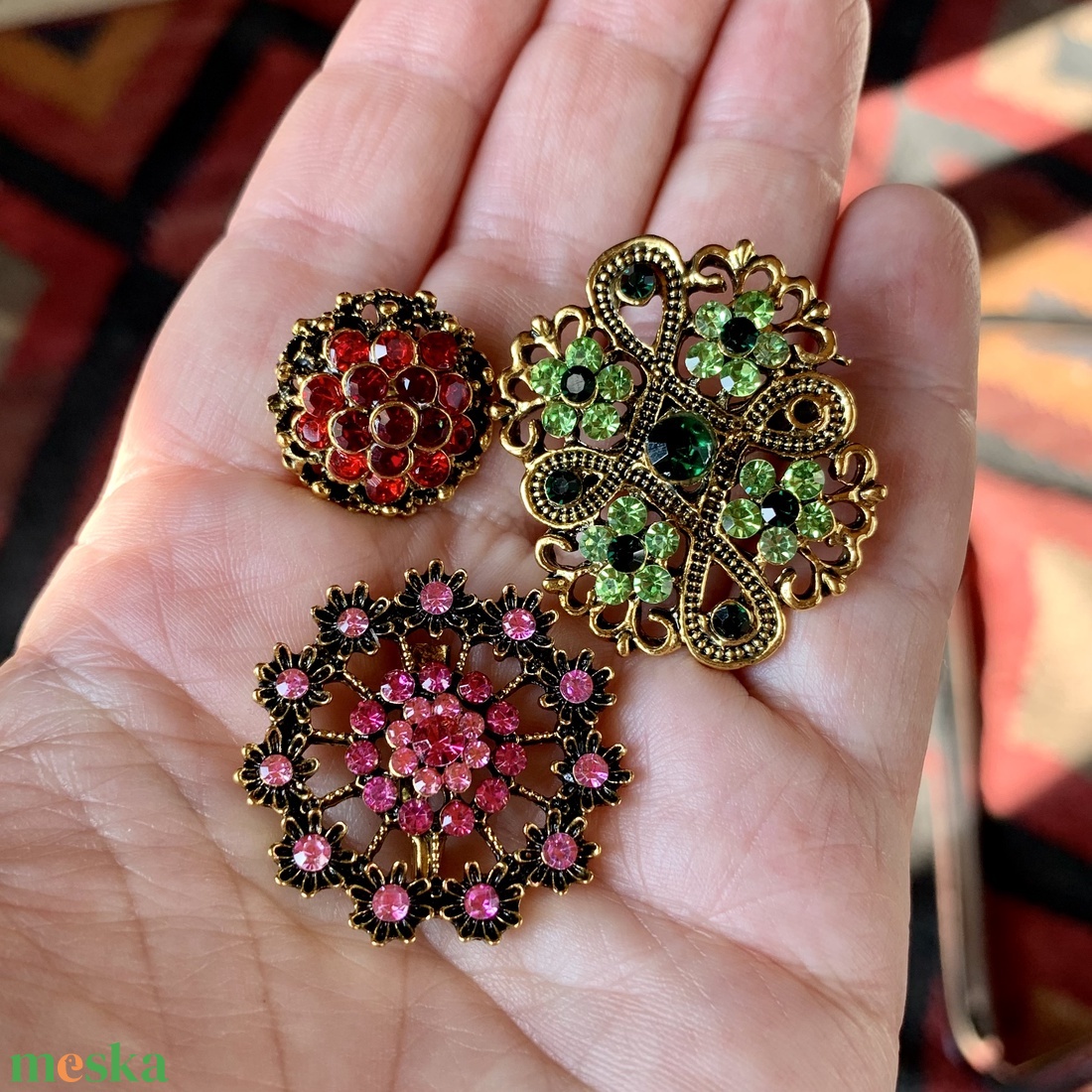 3 db Vintage BROSS az 1980-as évekből, gyönyörű elegáns strasszos kitűző, pin szövetkabátra, blúzra, blézerre - ékszer - kitűző és bross - kitűző - Meska.hu 3 db Vintage BROSS az 1980-as évekből, gyönyörű elegáns strasszos kitűző, pin szövetkabátra, blúzra, blézerre - ékszer - kitűző és bross - kitűző - Meska.hu