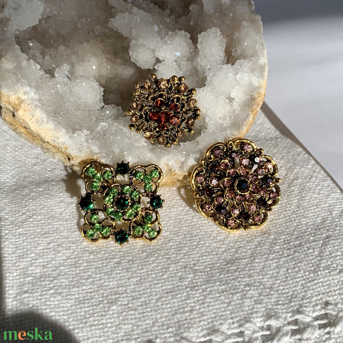 3 db Vintage BROSS az 1980-as évekből, gyönyörű elegáns strasszos kitűző, pin szövetkabátra, blúzra, blézerre - ékszer - kitűző és bross - kitűző - Meska.hu 3 db Vintage BROSS az 1980-as évekből, gyönyörű elegáns strasszos kitűző, pin szövetkabátra, blúzra, blézerre - ékszer - kitűző és bross - kitűző - Meska.hu
