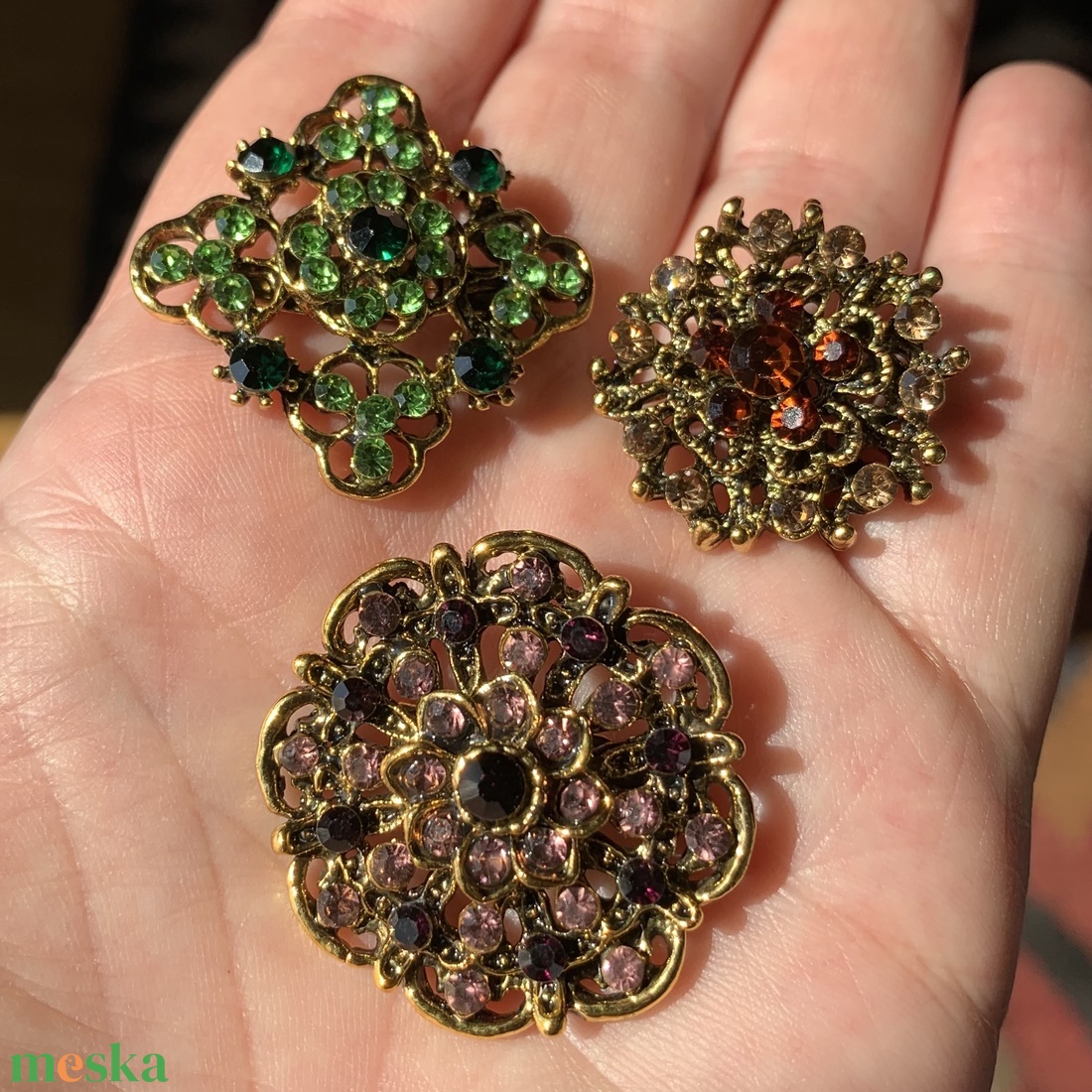 3 db Vintage BROSS az 1980-as évekből, gyönyörű elegáns strasszos kitűző, pin szövetkabátra, blúzra, blézerre - ékszer - kitűző és bross - kitűző - Meska.hu 3 db Vintage BROSS az 1980-as évekből, gyönyörű elegáns strasszos kitűző, pin szövetkabátra, blúzra, blézerre - ékszer - kitűző és bross - kitűző - Meska.hu