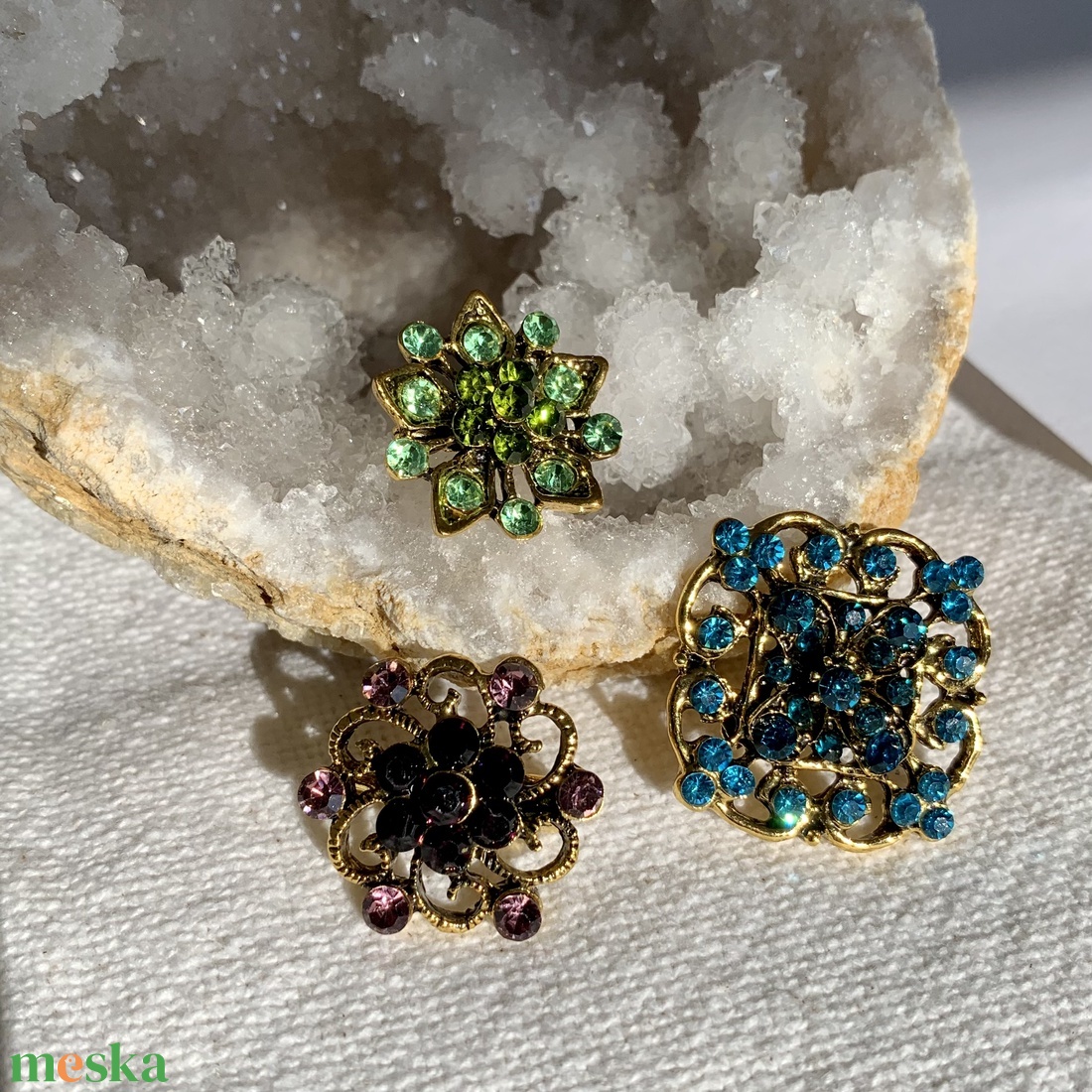 3 db Vintage BROSS az 1980-as évekből, gyönyörű elegáns strasszos kitűző, pin szövetkabátra, blúzra, blézerre - ékszer - kitűző és bross - kitűző - Meska.hu 3 db Vintage BROSS az 1980-as évekből, gyönyörű elegáns strasszos kitűző, pin szövetkabátra, blúzra, blézerre - ékszer - kitűző és bross - kitűző - Meska.hu