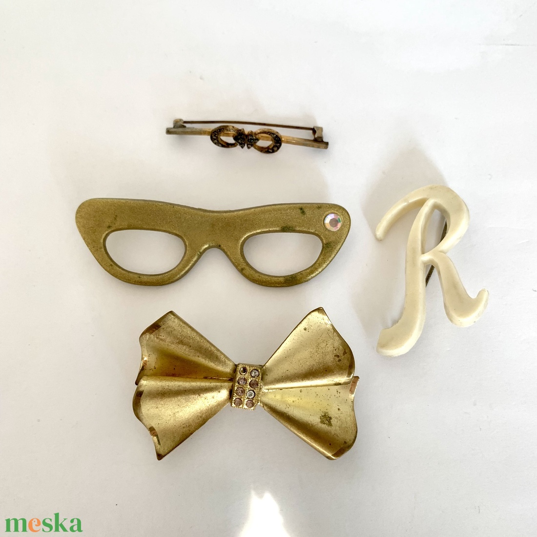 4 db Vintage BROSS az 1960-as 70-es évekből, gyönyörű elegáns strasszos kitűző, pin szövetkabátra, blúzra, blézerre - ékszer - kitűző és bross - kitűző - Meska.hu 4 db Vintage BROSS az 1960-as 70-es évekből, gyönyörű elegáns strasszos kitűző, pin szövetkabátra, blúzra, blézerre - ékszer - kitűző és bross - kitűző - Meska.hu