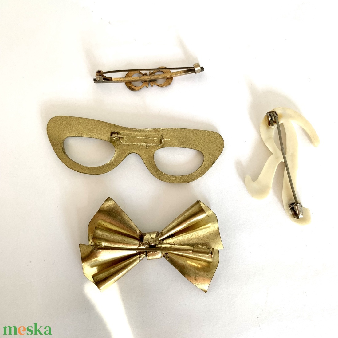 4 db Vintage BROSS az 1960-as 70-es évekből, gyönyörű elegáns strasszos kitűző, pin szövetkabátra, blúzra, blézerre - ékszer - kitűző és bross - kitűző - Meska.hu 4 db Vintage BROSS az 1960-as 70-es évekből, gyönyörű elegáns strasszos kitűző, pin szövetkabátra, blúzra, blézerre - ékszer - kitűző és bross - kitűző - Meska.hu