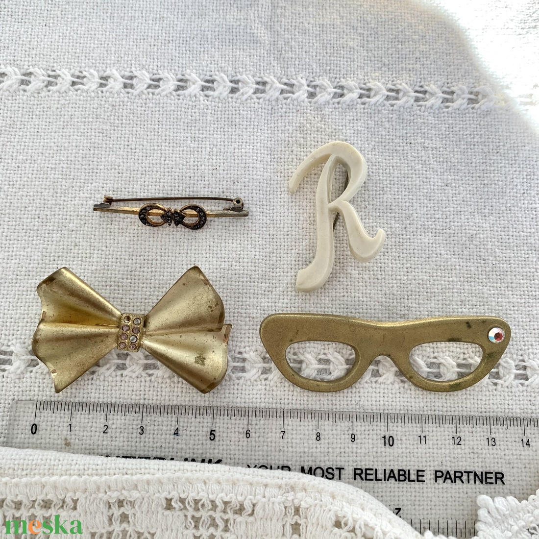 4 db Vintage BROSS az 1960-as 70-es évekből, gyönyörű elegáns strasszos kitűző, pin szövetkabátra, blúzra, blézerre - ékszer - kitűző és bross - kitűző - Meska.hu 4 db Vintage BROSS az 1960-as 70-es évekből, gyönyörű elegáns strasszos kitűző, pin szövetkabátra, blúzra, blézerre - ékszer - kitűző és bross - kitűző - Meska.hu