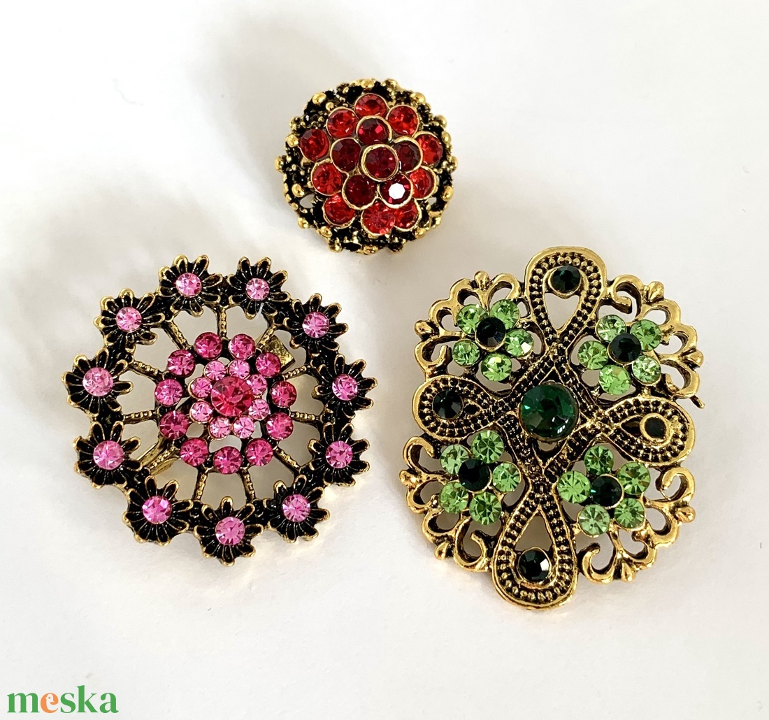 3 db Vintage BROSS az 1980-as évekből, gyönyörű elegáns strasszos kitűző, pin szövetkabátra, blúzra, blézerre - ékszer - kitűző és bross - kitűző - Meska.hu 3 db Vintage BROSS az 1980-as évekből, gyönyörű elegáns strasszos kitűző, pin szövetkabátra, blúzra, blézerre - ékszer - kitűző és bross - kitűző - Meska.hu