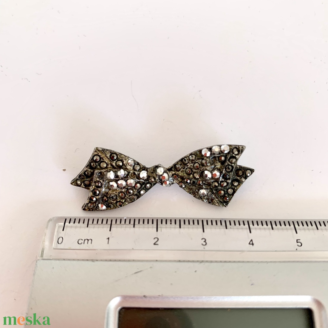 Vintage BROSS az 1980-as évekből, gyönyörű elegáns strasszos kitűző, pin szövetkabátra, blúzra, blézerre - ékszer - kitűző és bross - kitűző - Meska.hu Vintage BROSS az 1980-as évekből, gyönyörű elegáns strasszos kitűző, pin szövetkabátra, blúzra, blézerre - ékszer - kitűző és bross - kitűző - Meska.hu