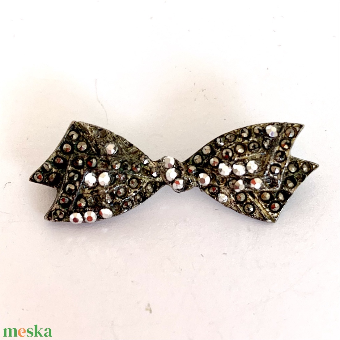 Vintage BROSS az 1980-as évekből, gyönyörű elegáns strasszos kitűző, pin szövetkabátra, blúzra, blézerre - ékszer - kitűző és bross - kitűző - Meska.hu Vintage BROSS az 1980-as évekből, gyönyörű elegáns strasszos kitűző, pin szövetkabátra, blúzra, blézerre - ékszer - kitűző és bross - kitűző - Meska.hu