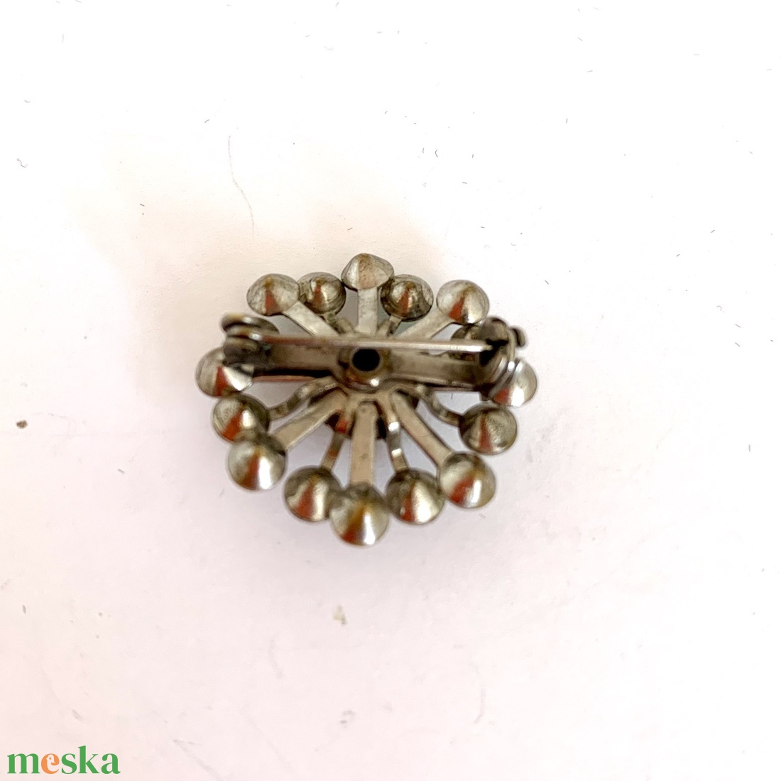Vintage ékszer, régi BROSS az 1980-as évekből, gyönyörű elegáns strasszos kitűző, pin szövetkabátra, blúzra, blézerre - ékszer - kitűző és bross - kitűző - Meska.hu Vintage ékszer, régi BROSS az 1980-as évekből, gyönyörű elegáns strasszos kitűző, pin szövetkabátra, blúzra, blézerre - ékszer - kitűző és bross - kitűző - Meska.hu
