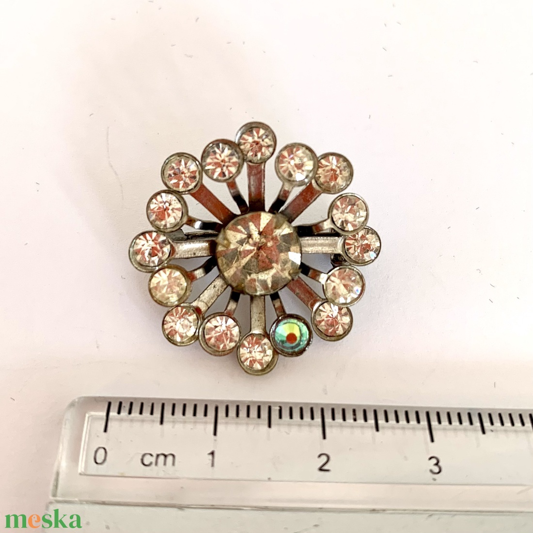 Vintage ékszer, régi BROSS az 1980-as évekből, gyönyörű elegáns strasszos kitűző, pin szövetkabátra, blúzra, blézerre - ékszer - kitűző és bross - kitűző - Meska.hu Vintage ékszer, régi BROSS az 1980-as évekből, gyönyörű elegáns strasszos kitűző, pin szövetkabátra, blúzra, blézerre - ékszer - kitűző és bross - kitűző - Meska.hu