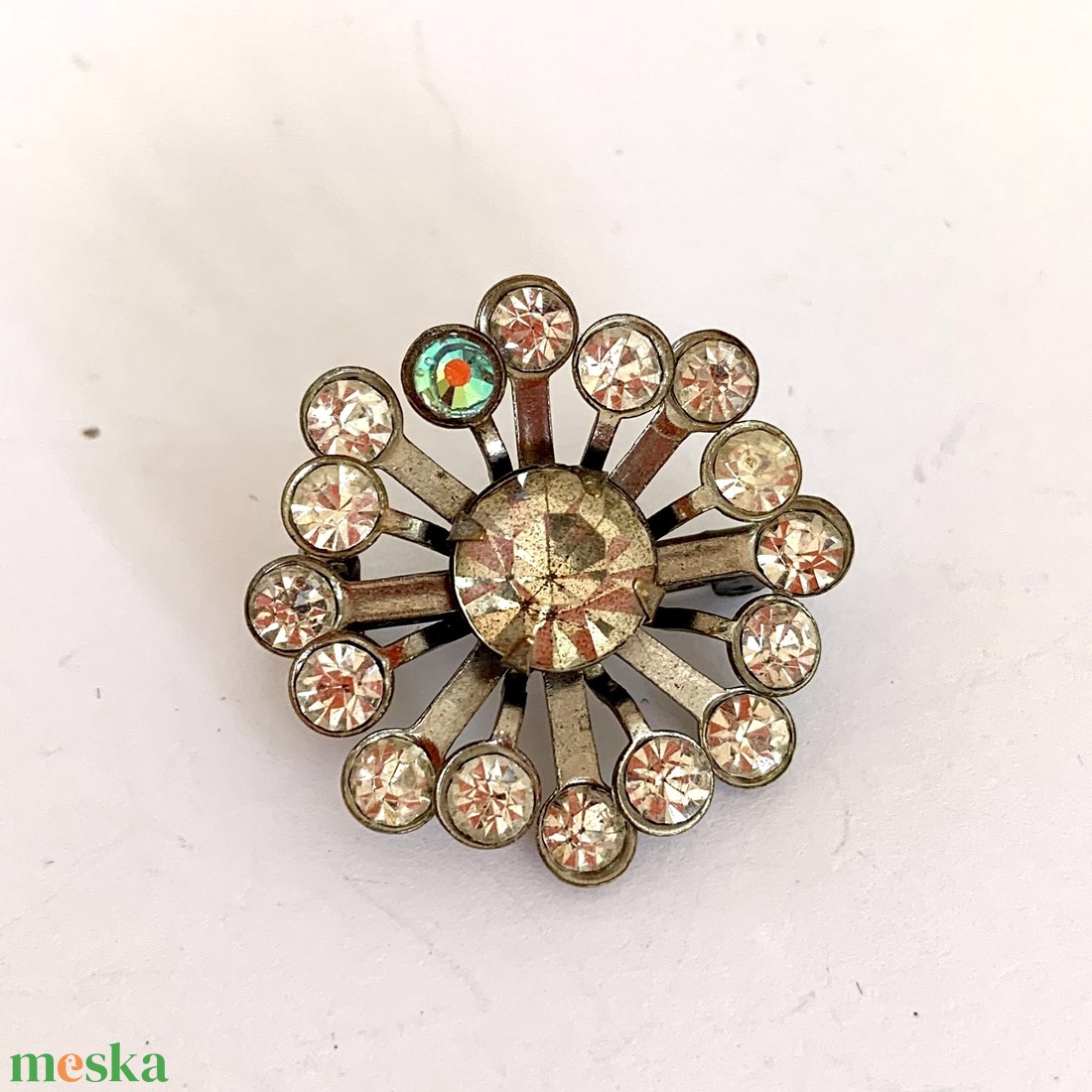 Vintage ékszer, régi BROSS az 1980-as évekből, gyönyörű elegáns strasszos kitűző, pin szövetkabátra, blúzra, blézerre - ékszer - kitűző és bross - kitűző - Meska.hu Vintage ékszer, régi BROSS az 1980-as évekből, gyönyörű elegáns strasszos kitűző, pin szövetkabátra, blúzra, blézerre - ékszer - kitűző és bross - kitűző - Meska.hu