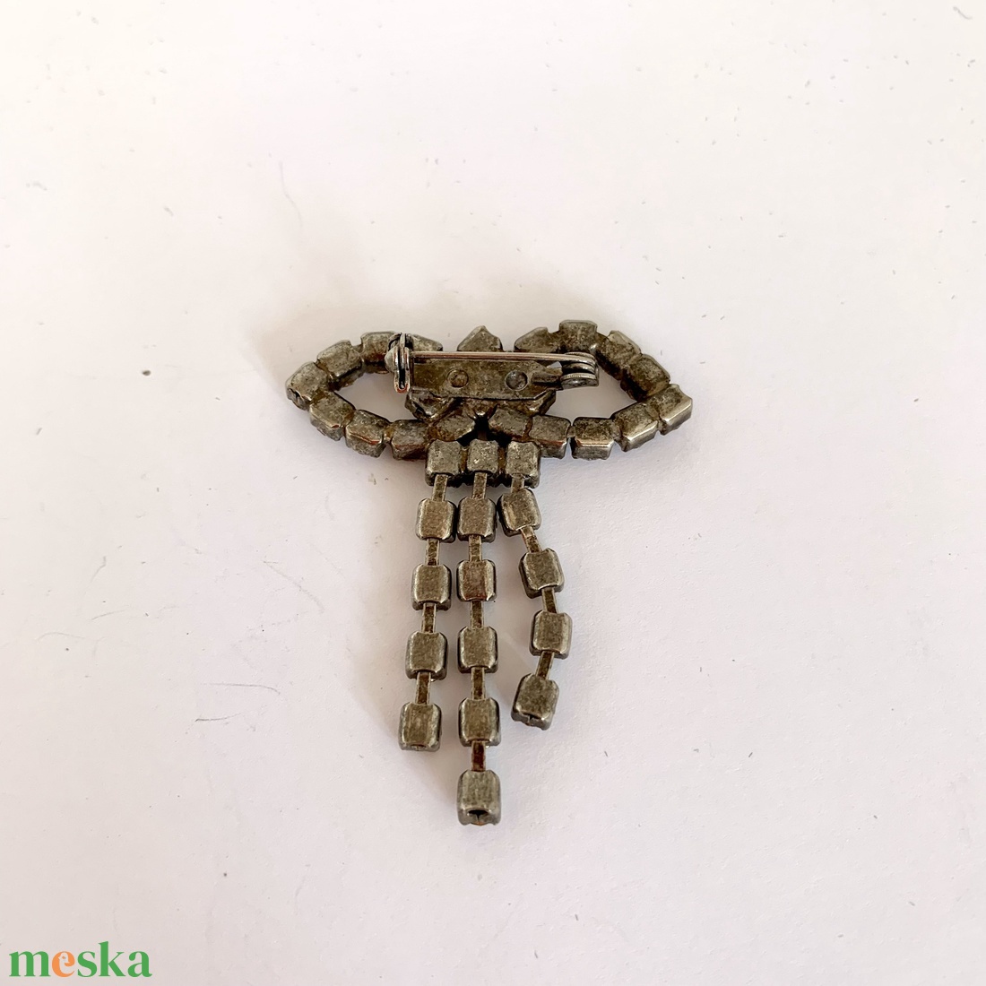 Vintage ékszer, régi BROSS az 1980-as évekből, gyönyörű elegáns strasszos kitűző, pin szövetkabátra, blúzra, blézerre - ékszer - kitűző és bross - kitűző - Meska.hu Vintage ékszer, régi BROSS az 1980-as évekből, gyönyörű elegáns strasszos kitűző, pin szövetkabátra, blúzra, blézerre - ékszer - kitűző és bross - kitűző - Meska.hu