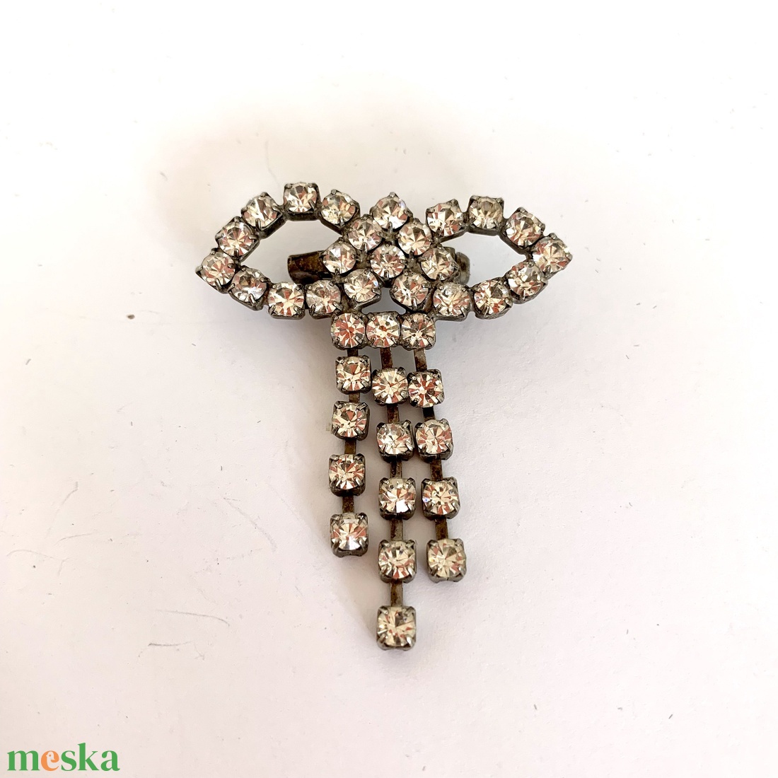 Vintage ékszer, régi BROSS az 1980-as évekből, gyönyörű elegáns strasszos kitűző, pin szövetkabátra, blúzra, blézerre - ékszer - kitűző és bross - kitűző - Meska.hu Vintage ékszer, régi BROSS az 1980-as évekből, gyönyörű elegáns strasszos kitűző, pin szövetkabátra, blúzra, blézerre - ékszer - kitűző és bross - kitűző - Meska.hu