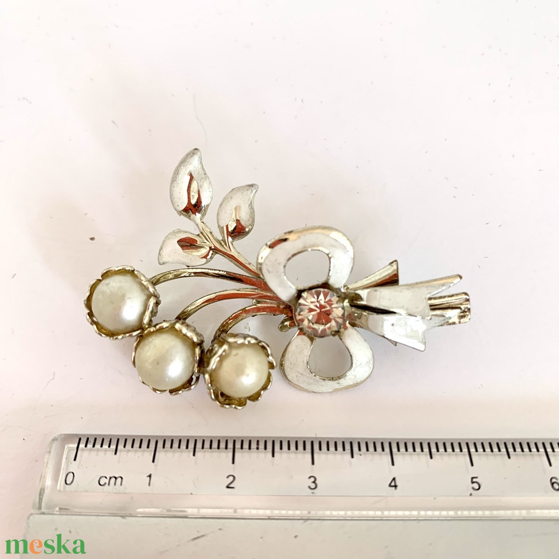 Gyöngyvirág Vintage ékszer, régi BROSS az 1970es évekből, gyönyörű elegáns strasszos kitűző, pin szövetkabátra, blúzra - ékszer - kitűző és bross - kitűző - Meska.hu Gyöngyvirág Vintage ékszer, régi BROSS az 1970es évekből, gyönyörű elegáns strasszos kitűző, pin szövetkabátra, blúzra - ékszer - kitűző és bross - kitűző - Meska.hu