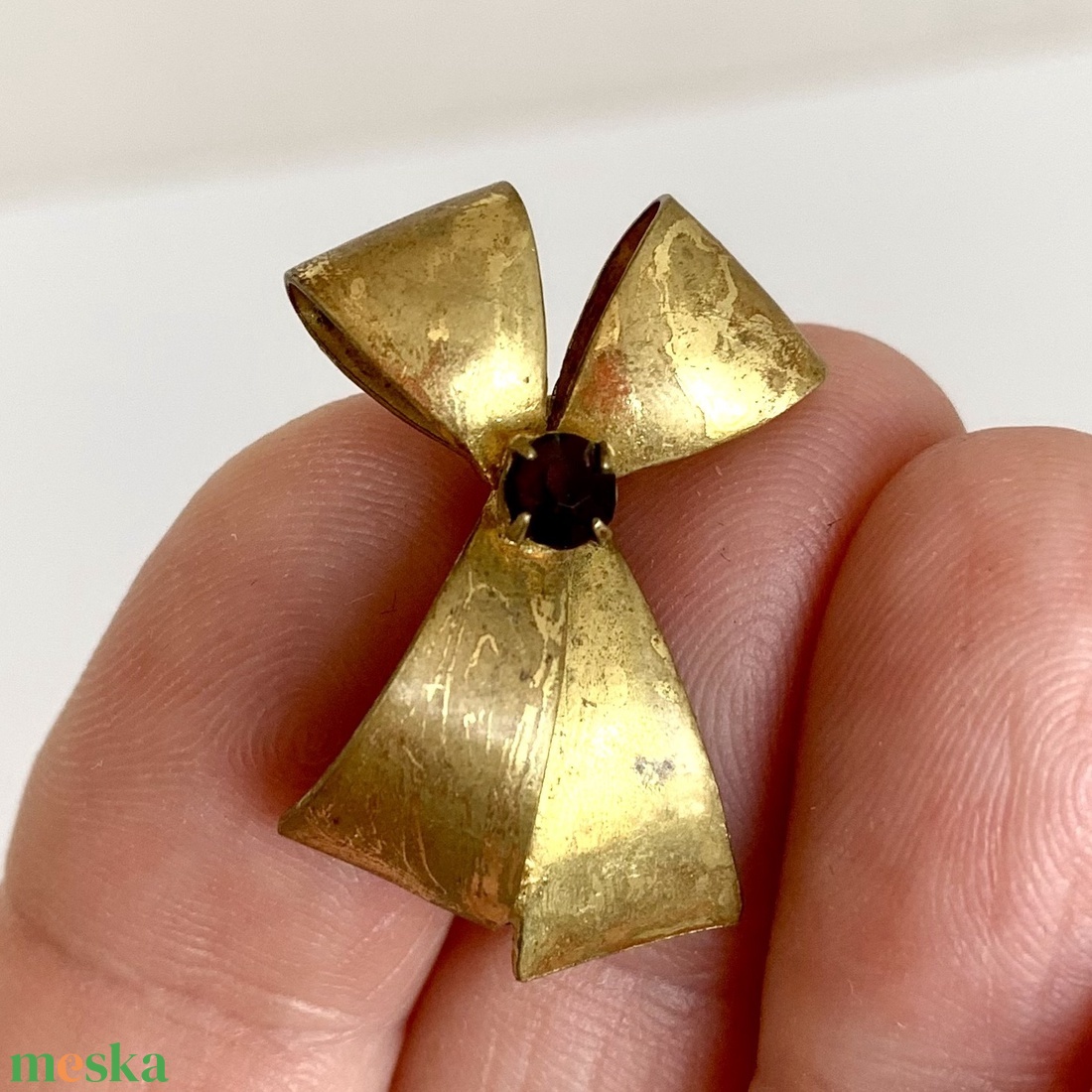 Vintage masni, régi BROSS az 1980-as évekből, gyönyörű elegáns strasszos kitűző, pin szövetkabátra, blúzra, blézerre - ékszer - kitűző és bross - kitűző - Meska.hu Vintage masni, régi BROSS az 1980-as évekből, gyönyörű elegáns strasszos kitűző, pin szövetkabátra, blúzra, blézerre - ékszer - kitűző és bross - kitűző - Meska.hu