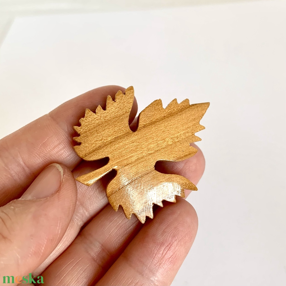 Vintage falevél BROSS az 1980-as évekből, hangulatos régi fa kitűző, pin szövetkabátra, blúzra,  blézerre fából - ékszer - kitűző és bross - kitűző - Meska.hu