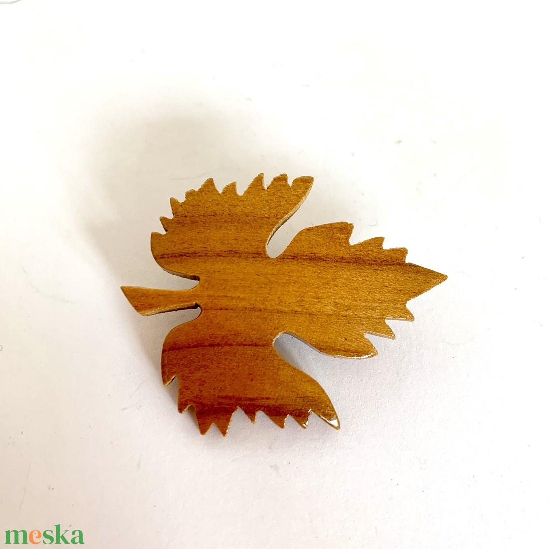 Vintage falevél BROSS az 1980-as évekből, hangulatos régi fa kitűző, pin szövetkabátra, blúzra,  blézerre fából - ékszer - kitűző és bross - kitűző - Meska.hu
