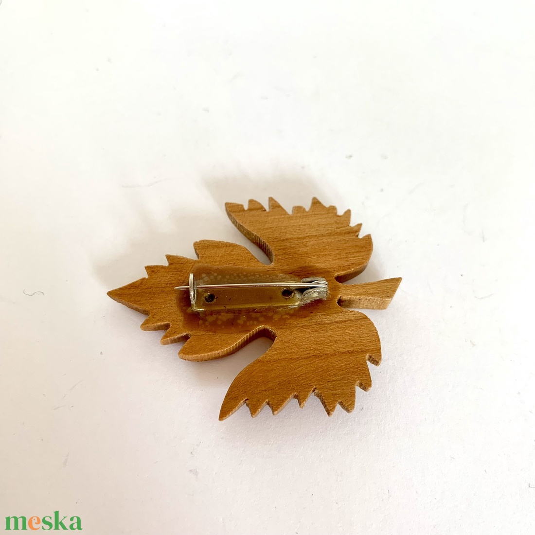 Vintage falevél BROSS az 1980-as évekből, hangulatos régi fa kitűző, pin szövetkabátra, blúzra,  blézerre fából - ékszer - kitűző és bross - kitűző - Meska.hu