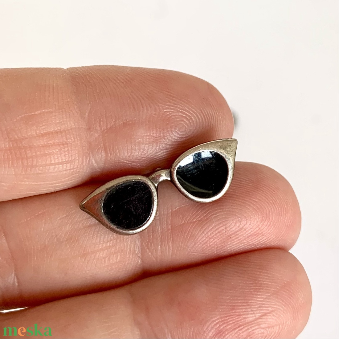 NAPSZEMCSI Vintage MINI BROSS az 1990-es évekből, vidám fém kitűző, pin farmerdzsekire, táskára, kabátra, táska pin - ékszer - kitűző és bross - Meska.hu NAPSZEMCSI Vintage MINI BROSS az 1990-es évekből, vidám fém kitűző, pin farmerdzsekire, táskára, kabátra, táska pin - ékszer - kitűző és bross - Meska.hu