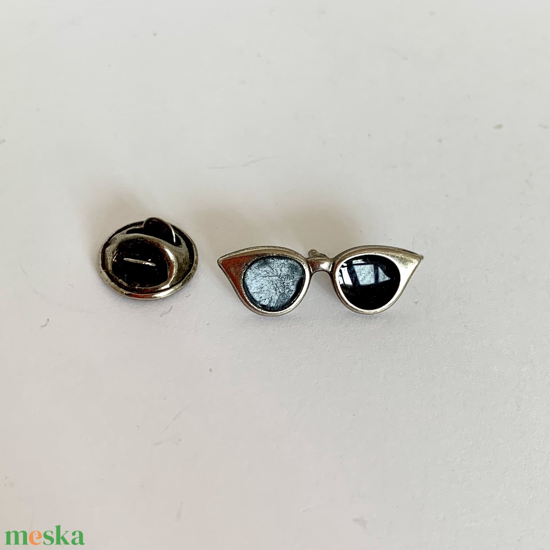 NAPSZEMCSI Vintage MINI BROSS az 1990-es évekből, vidám fém kitűző, pin farmerdzsekire, táskára, kabátra, táska pin - ékszer - kitűző és bross - Meska.hu NAPSZEMCSI Vintage MINI BROSS az 1990-es évekből, vidám fém kitűző, pin farmerdzsekire, táskára, kabátra, táska pin - ékszer - kitűző és bross - Meska.hu