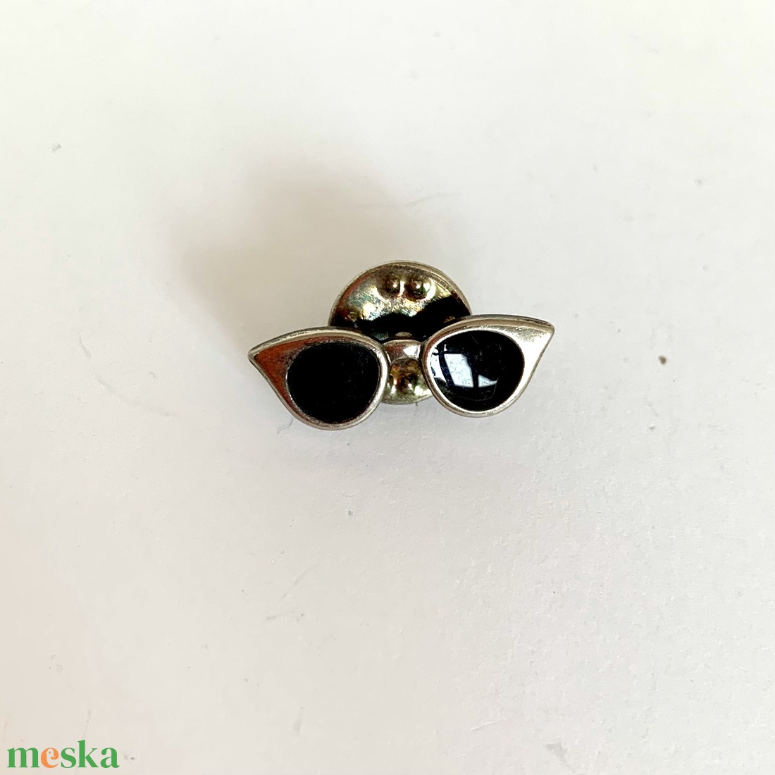 NAPSZEMCSI Vintage MINI BROSS az 1990-es évekből, vidám fém kitűző, pin farmerdzsekire, táskára, kabátra, táska pin - ékszer - kitűző és bross - Meska.hu NAPSZEMCSI Vintage MINI BROSS az 1990-es évekből, vidám fém kitűző, pin farmerdzsekire, táskára, kabátra, táska pin - ékszer - kitűző és bross - Meska.hu