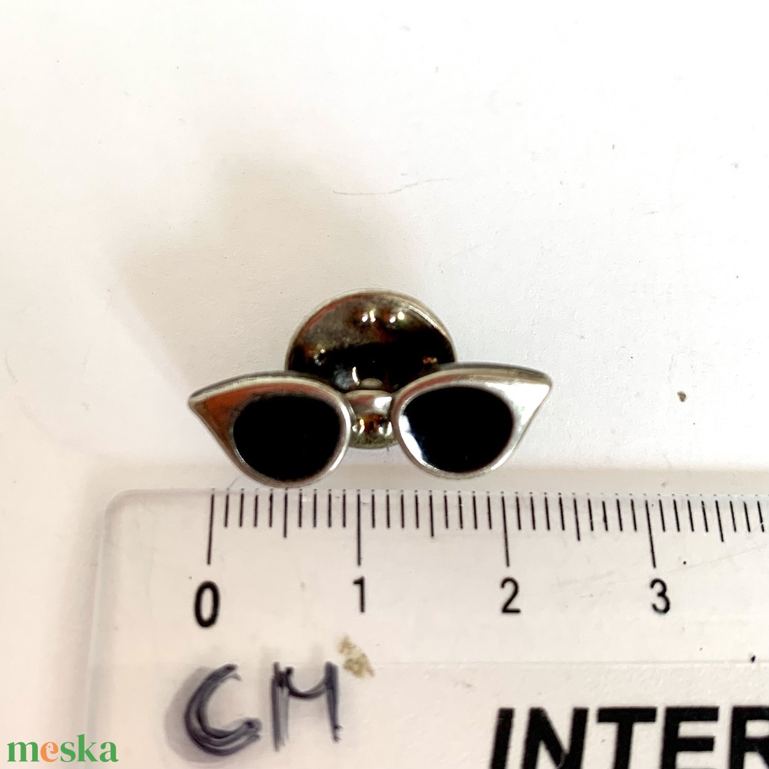 NAPSZEMCSI Vintage MINI BROSS az 1990-es évekből, vidám fém kitűző, pin farmerdzsekire, táskára, kabátra, táska pin - ékszer - kitűző és bross - Meska.hu NAPSZEMCSI Vintage MINI BROSS az 1990-es évekből, vidám fém kitűző, pin farmerdzsekire, táskára, kabátra, táska pin - ékszer - kitűző és bross - Meska.hu