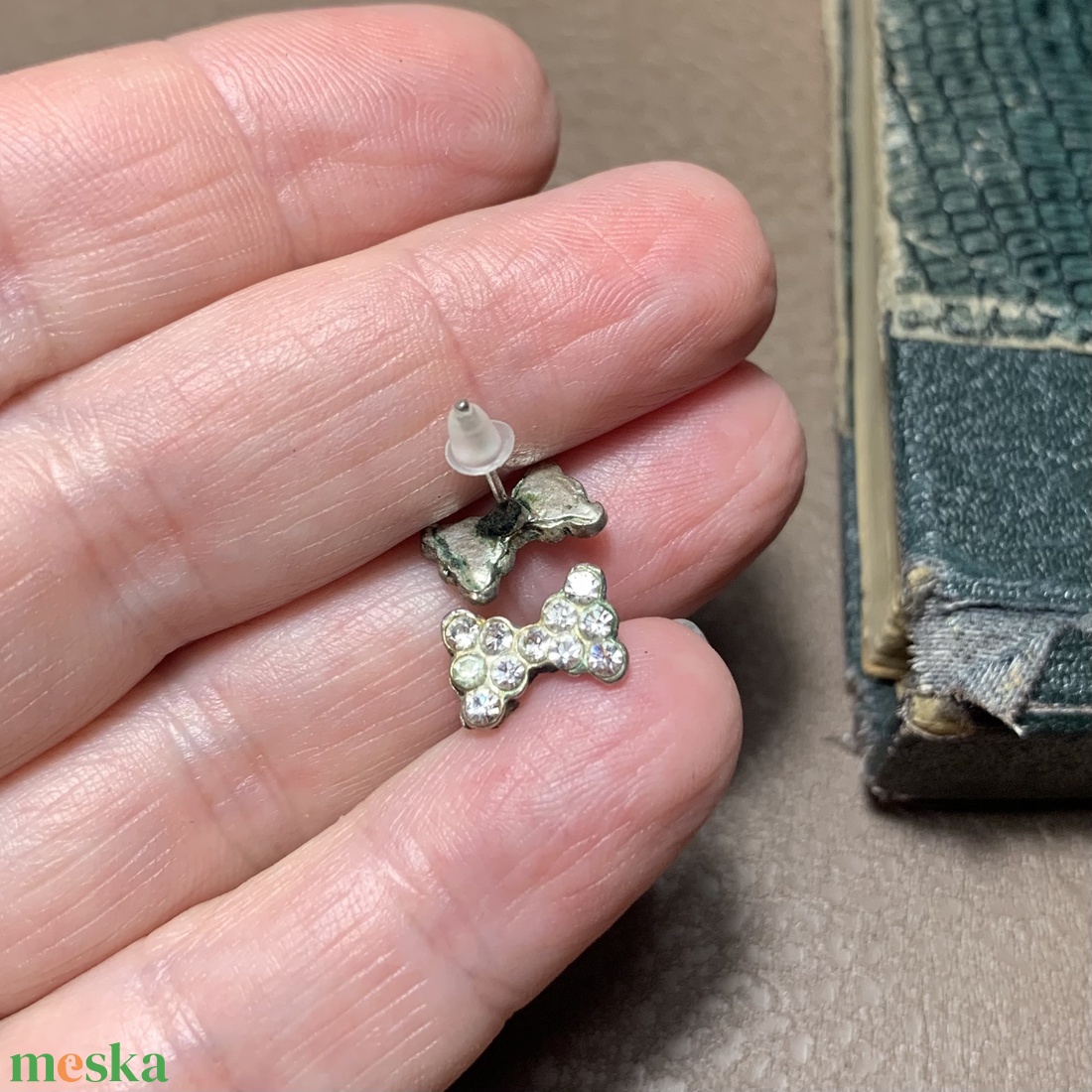 Mini Masni Különleges bedugós Vintage fülbevaló, régi ékszer az 1970/80-as évekből, gyönyörű retro ékszer fülbevaló - ékszer - fülbevaló - pötty fülbevaló - Meska.hu Mini Masni Különleges bedugós Vintage fülbevaló, régi ékszer az 1970/80-as évekből, gyönyörű retro ékszer fülbevaló - ékszer - fülbevaló - pötty fülbevaló - Meska.hu