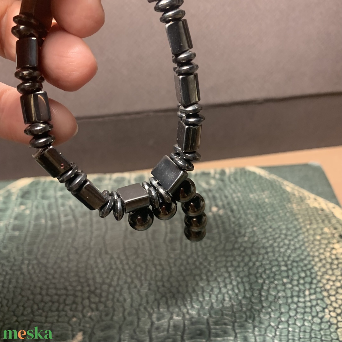 Férfi vagy UNISEX karkötő ásvány szemekből, 17 cm hematit magnetit fekete mágneses vintage karperec férfiaknak vasból - ékszer - karkötő - gyöngyös karkötő - Meska.hu Férfi vagy UNISEX karkötő ásvány szemekből, 17 cm hematit magnetit fekete mágneses vintage karperec férfiaknak vasból - ékszer - karkötő - gyöngyös karkötő - Meska.hu