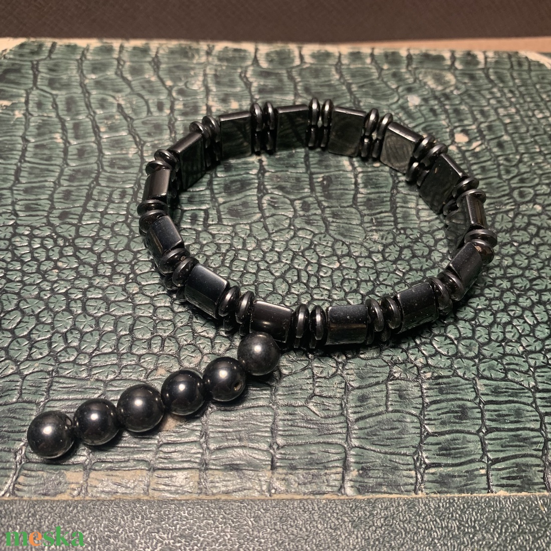 Férfi vagy UNISEX karkötő ásvány szemekből, 17 cm hematit magnetit fekete mágneses vintage karperec férfiaknak vasból - ékszer - karkötő - gyöngyös karkötő - Meska.hu Férfi vagy UNISEX karkötő ásvány szemekből, 17 cm hematit magnetit fekete mágneses vintage karperec férfiaknak vasból - ékszer - karkötő - gyöngyös karkötő - Meska.hu
