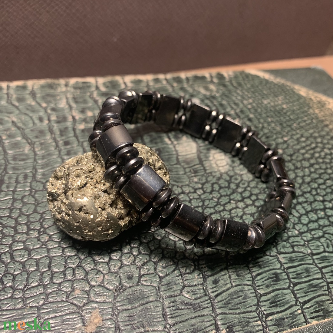 Férfi vagy UNISEX karkötő ásvány szemekből, 17 cm hematit magnetit fekete mágneses vintage karperec férfiaknak vasból - ékszer - karkötő - gyöngyös karkötő - Meska.hu Férfi vagy UNISEX karkötő ásvány szemekből, 17 cm hematit magnetit fekete mágneses vintage karperec férfiaknak vasból - ékszer - karkötő - gyöngyös karkötő - Meska.hu