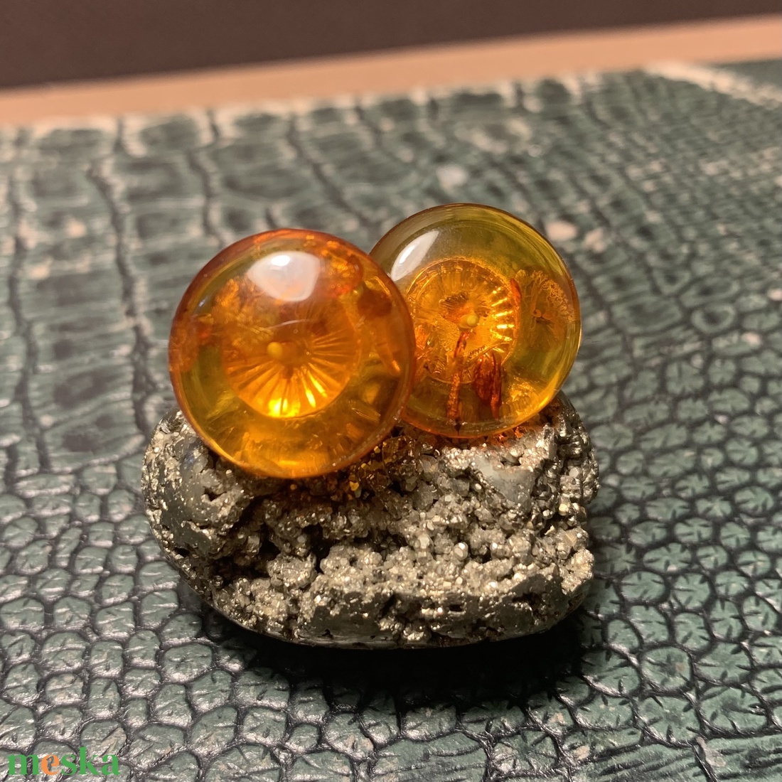 Borostyán fülbevaló, vintage borostyán ékszer 1970-es évekből - ékszer - fülbevaló - pötty fülbevaló - Meska.hu