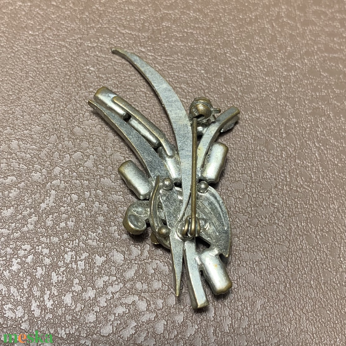 Csupa kristály Vintage BROSS az 1960-as évekből, gyönyörű elegáns strasszos kitűző, pin szövetkabátra, blúzra, blézerre - ékszer - kitűző és bross - kitűző - Meska.hu Csupa kristály Vintage BROSS az 1960-as évekből, gyönyörű elegáns strasszos kitűző, pin szövetkabátra, blúzra, blézerre - ékszer - kitűző és bross - kitűző - Meska.hu