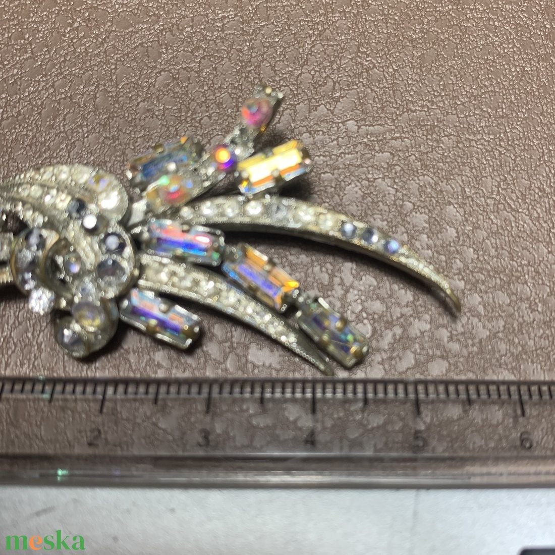Csupa kristály Vintage BROSS az 1960-as évekből, gyönyörű elegáns strasszos kitűző, pin szövetkabátra, blúzra, blézerre - ékszer - kitűző és bross - kitűző - Meska.hu Csupa kristály Vintage BROSS az 1960-as évekből, gyönyörű elegáns strasszos kitűző, pin szövetkabátra, blúzra, blézerre - ékszer - kitűző és bross - kitűző - Meska.hu