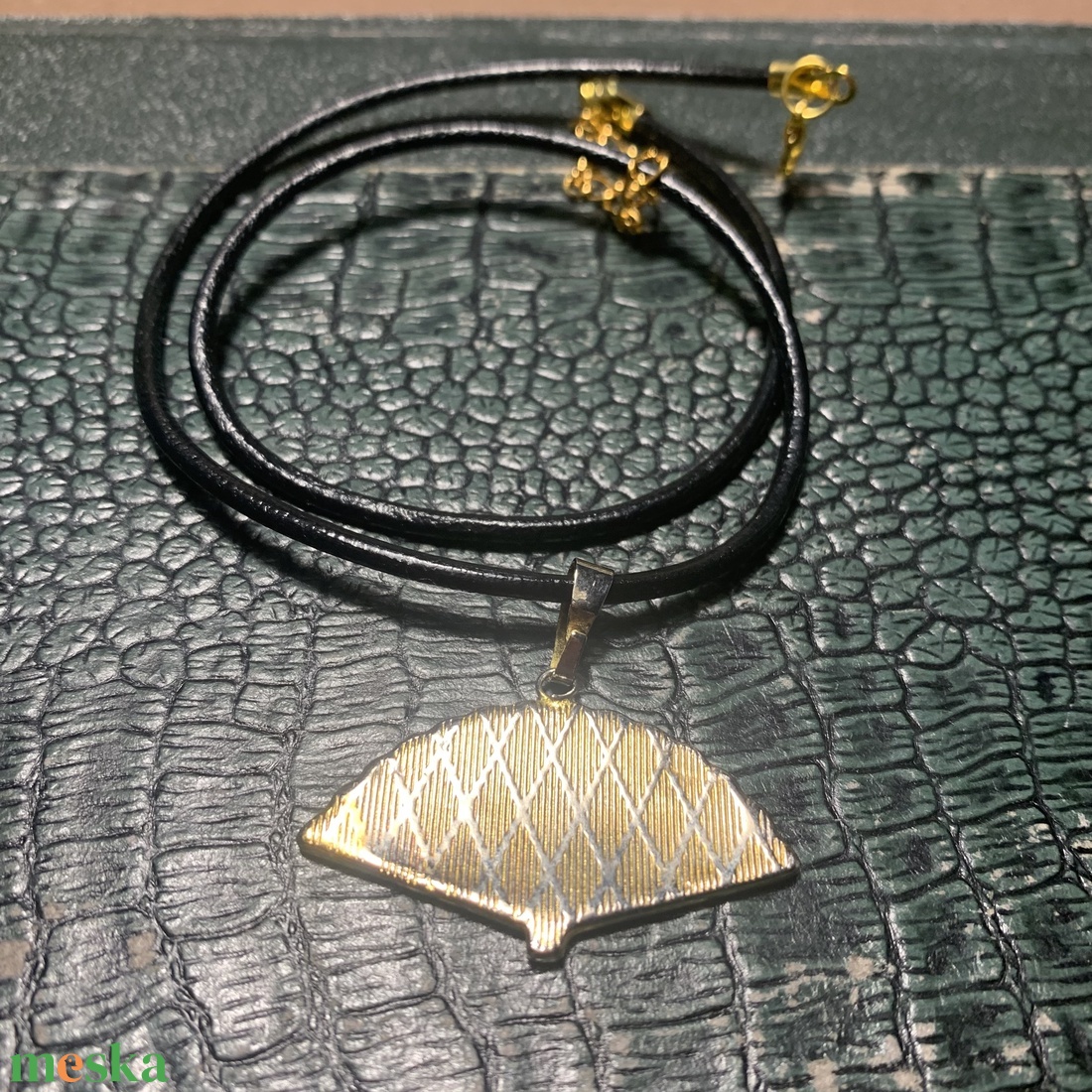 24 karát aranyozott Damascene medál, vintage damaszkén nyaklánc bőr, Toledó spanyol ékszer, nyakék - ékszer - kitűző és bross - kitűző - Meska.hu 24 karát aranyozott Damascene medál, vintage damaszkén nyaklánc bőr, Toledó spanyol ékszer, nyakék - ékszer - kitűző és bross - kitűző - Meska.hu
