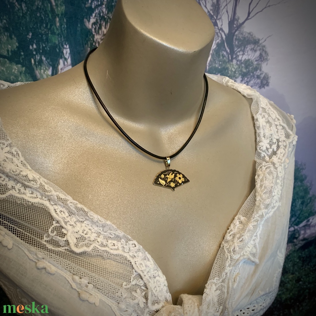 24 karát aranyozott Damascene medál, vintage damaszkén nyaklánc bőr, Toledó spanyol ékszer, nyakék - ékszer - kitűző és bross - kitűző - Meska.hu 24 karát aranyozott Damascene medál, vintage damaszkén nyaklánc bőr, Toledó spanyol ékszer, nyakék - ékszer - kitűző és bross - kitűző - Meska.hu