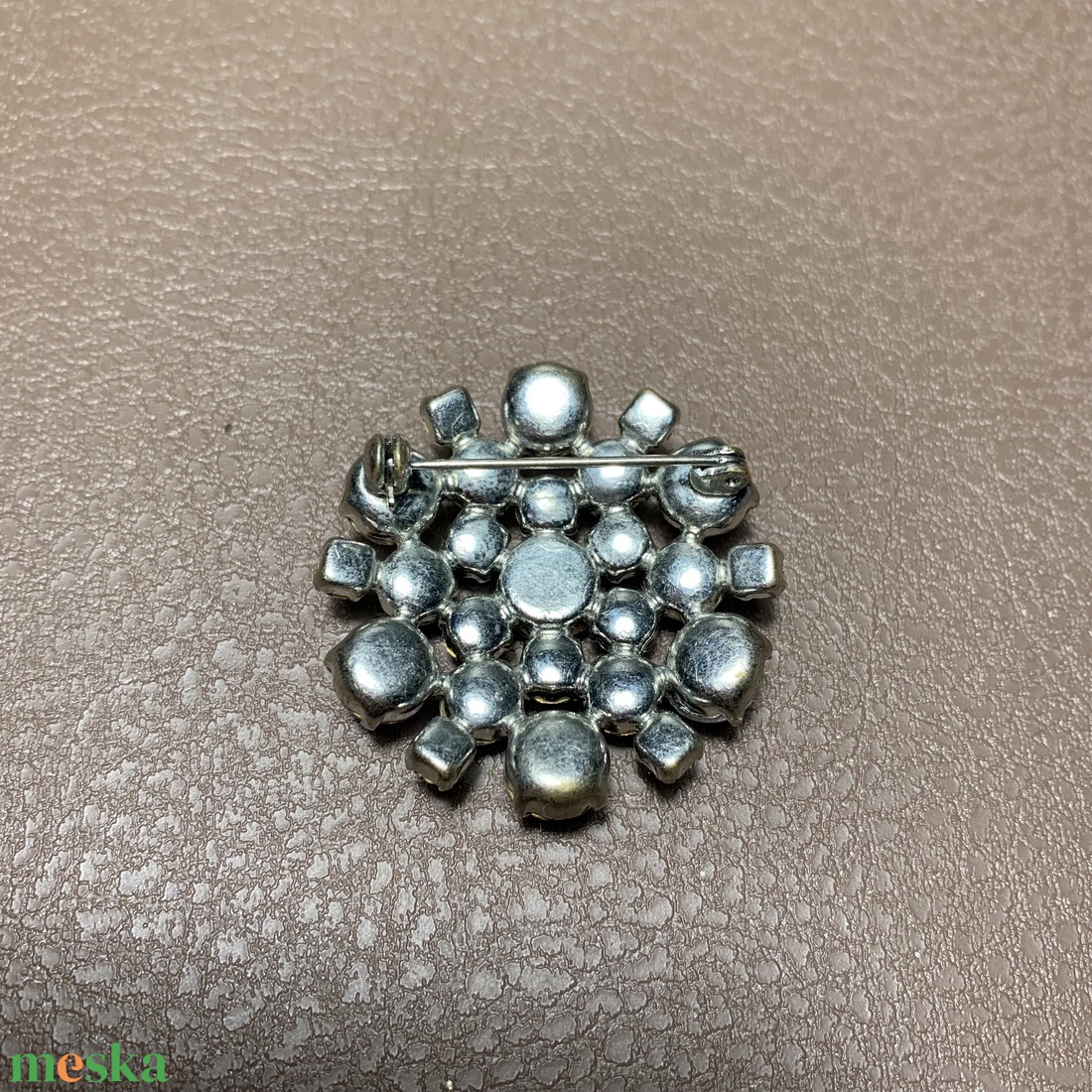 Vintage BROSS az 1980-as évekből, gyönyörű elegáns strasszos kitűző, pin szövetkabátra, blúzra, blézerre - ékszer - kitűző és bross - kitűző - Meska.hu Vintage BROSS az 1980-as évekből, gyönyörű elegáns strasszos kitűző, pin szövetkabátra, blúzra, blézerre - ékszer - kitűző és bross - kitűző - Meska.hu