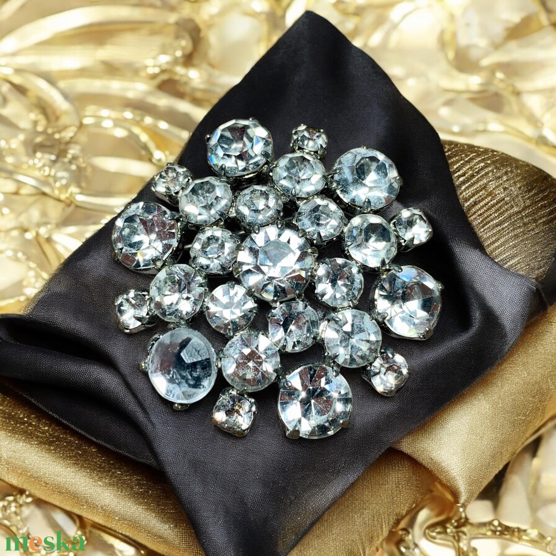 Vintage BROSS az 1980-as évekből, gyönyörű elegáns strasszos kitűző, pin szövetkabátra, blúzra, blézerre - ékszer - kitűző és bross - kitűző - Meska.hu Vintage BROSS az 1980-as évekből, gyönyörű elegáns strasszos kitűző, pin szövetkabátra, blúzra, blézerre - ékszer - kitűző és bross - kitűző - Meska.hu