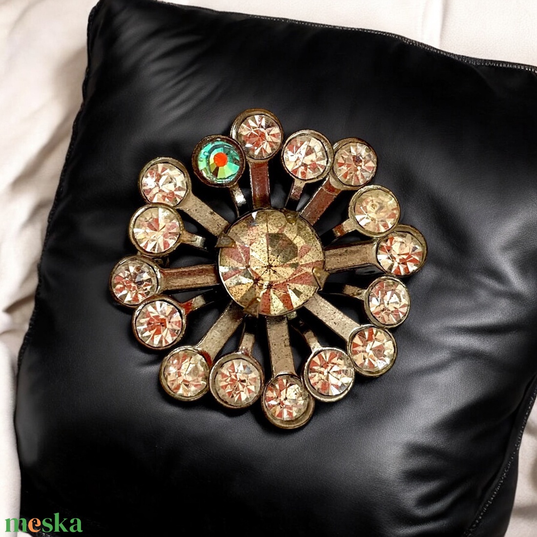 Vintage ékszer, régi BROSS az 1980-as évekből, gyönyörű elegáns strasszos kitűző, pin szövetkabátra, blúzra, blézerre - ékszer - kitűző és bross - kitűző - Meska.hu Vintage ékszer, régi BROSS az 1980-as évekből, gyönyörű elegáns strasszos kitűző, pin szövetkabátra, blúzra, blézerre - ékszer - kitűző és bross - kitűző - Meska.hu