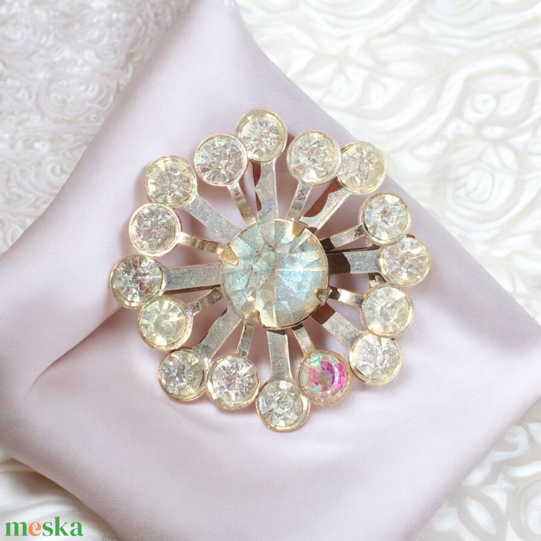 Vintage ékszer, régi BROSS az 1980-as évekből, gyönyörű elegáns strasszos kitűző, pin szövetkabátra, blúzra, blézerre - ékszer - kitűző és bross - kitűző - Meska.hu Vintage ékszer, régi BROSS az 1980-as évekből, gyönyörű elegáns strasszos kitűző, pin szövetkabátra, blúzra, blézerre - ékszer - kitűző és bross - kitűző - Meska.hu