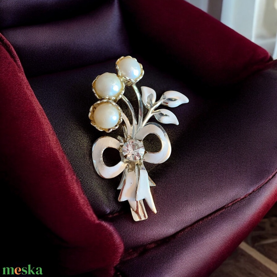 Gyöngyvirág Vintage ékszer, régi BROSS az 1970es évekből, gyönyörű elegáns strasszos kitűző, pin szövetkabátra, blúzra - ékszer - kitűző és bross - kitűző - Meska.hu Gyöngyvirág Vintage ékszer, régi BROSS az 1970es évekből, gyönyörű elegáns strasszos kitűző, pin szövetkabátra, blúzra - ékszer - kitűző és bross - kitűző - Meska.hu